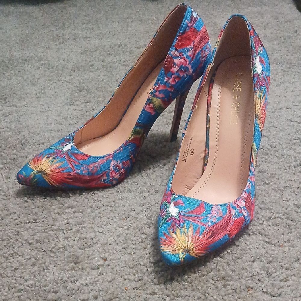 Chase & Chloe LALA floral  pointed toe heels Sz 8 EUC